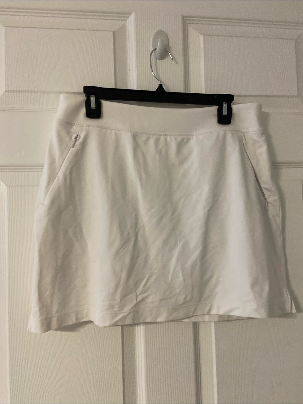 T40a- TOMMY BAHAMA White ISLAND ZONE Active Skort